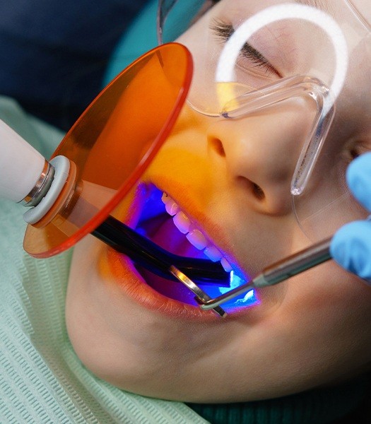 kid getting dental sealants